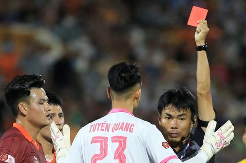 Hồ Tấn Tài bị phạt vì giấu thẻ đỏ của trọng tài