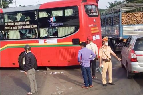 Tránh ôtô khách quay đầu, xe ben tông vào trụ điện ở Đồng Nai