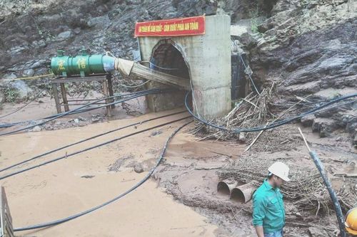 4 công nhân bị lũ cuốn, một người kẹt trong hầm thủy điện