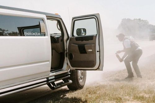 Xe limo cháy khi đang chở cô dâu chú rể