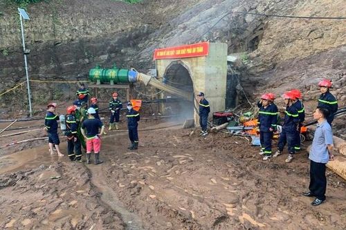 Hút nước trong hầm thủy điện ở Điện Biên để tìm nạn nhân bị mắc kẹt