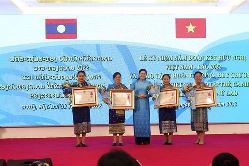 Trao huân chương, huy chương tặng các tập thể, cá nhân Hội Liên hiệp Phụ nữ Lào