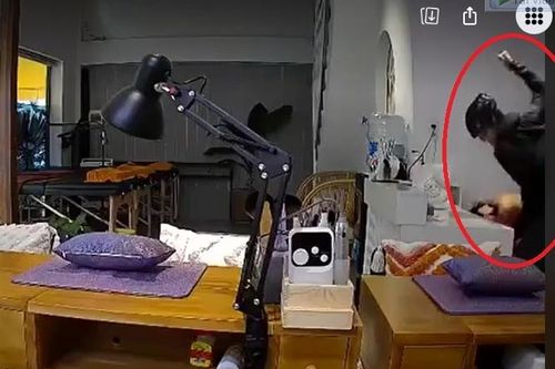 Không chịu dứt tình, nam thanh niên hành hung bạn gái