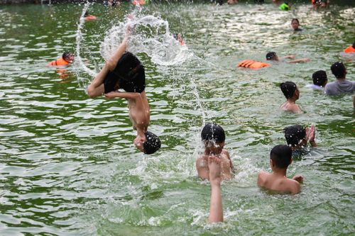 Ao làng nước màu xanh lục thủy ' biến' thành bể bơi cho trẻ em