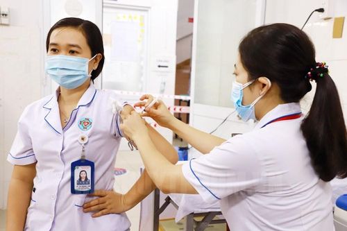 Bộ Y tế nêu tên hàng chục tỉnh có tỉ lệ tiêm vắc xin Covid-19 mũi 3, 4 thấp nhất
