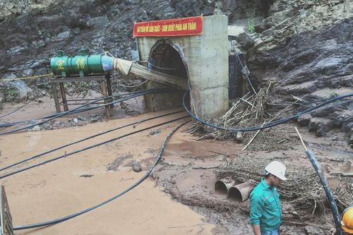 Điện Biên: Mưa lớn khiến 1 công nhân mắc kẹt trong hầm ngập nước