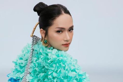 Hương Giang hóa nữ hoàng biển xanh