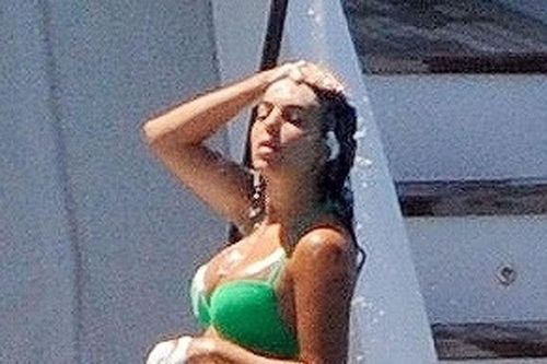 Ronaldo dẫn gia đình đi nghỉ trên du thuyền 155 tỷ đồng, bạn gái 'bỏng rẫy' với bikini