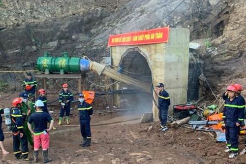 Hình ảnh hiện trường vụ công nhân mắc kẹt trong đường hầm dài 200m ngập nước ở Điện Biên
