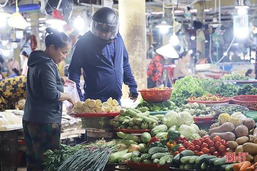 Thời tiết nắng nóng, cước vận chuyển tăng, rau xanh tại Hà Tĩnh 'đội' giá