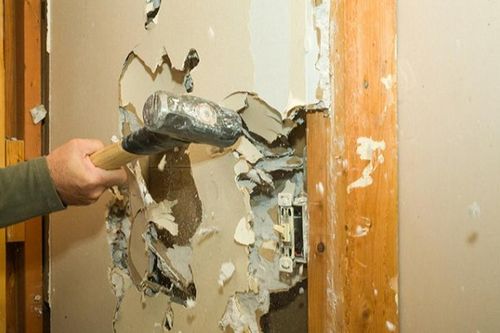 Vết máu lạ xuất hiện trong quán bar, người dân đập tường phát hiện sự thật kinh hoàng