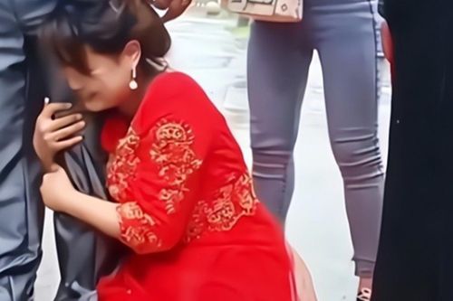 Bị mẹ vợ ép uống nước rửa chân, mặc cô dâu khóc lóc cầu xin, chú rể vẫn quyết làm một điều