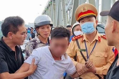 CSGT ngăn cản thanh niên định nhảy cầu Chương Dương