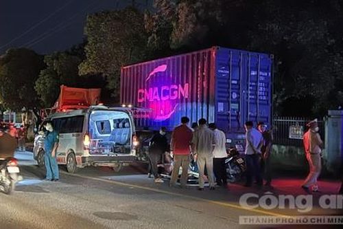 Tông đuôi container đậu trên đường không đặt cảnh báo, một người chết