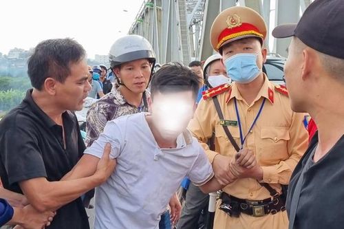 Kịp thời cứu nam thanh niên có ý định nhảy cầu Chương Dương tự tử