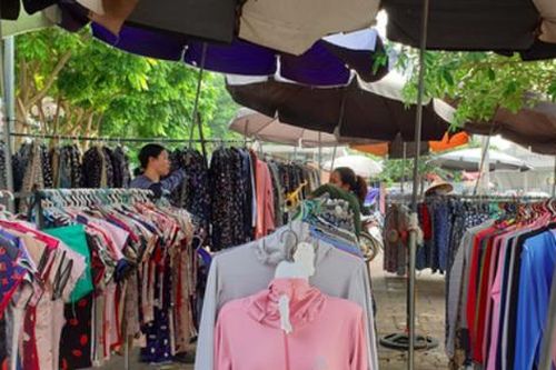 Nắng nóng đỉnh điểm, tiểu thương Hà Nội bán đồ chống nắng hốt bạc triệu mỗi ngày