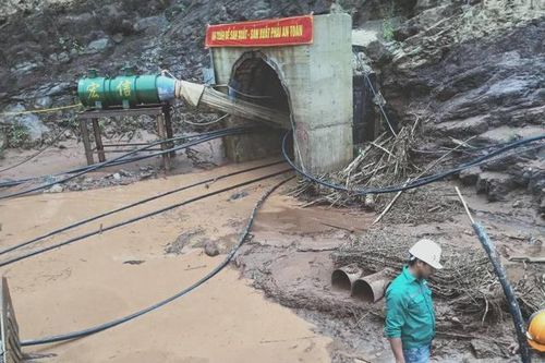 Nhóm công nhân bị lũ cuốn khi đang thi công hầm thủy điện