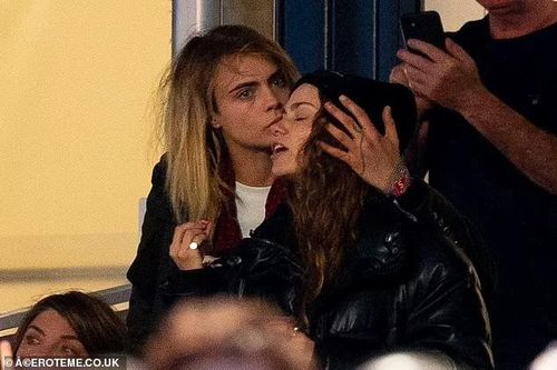 Cara Delevingne hôn người yêu đồng giới trước 65.000 khán giả