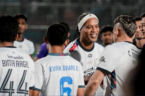 Cầu thủ Indonesia được yêu cầu không phạm lỗi với Ronaldinho