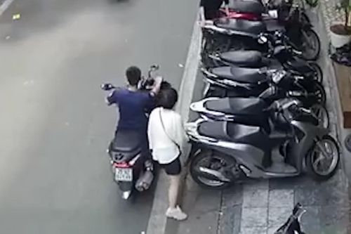 Bảo vệ nhà hàng vờ dắt xe rồi trộm luôn của khách