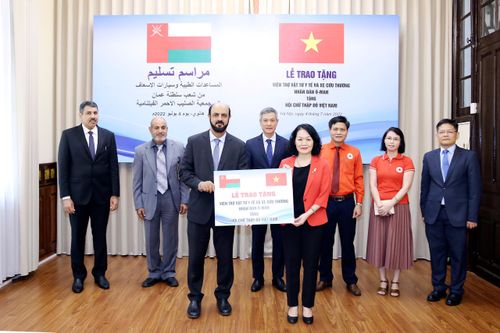 Oman trao tặng xe cứu thương và vật tư y tế cho Việt Nam