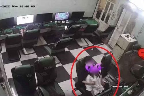 Diễn cảnh nóng trong quán Internet, đôi trẻ khiến netizen đỏ mặt