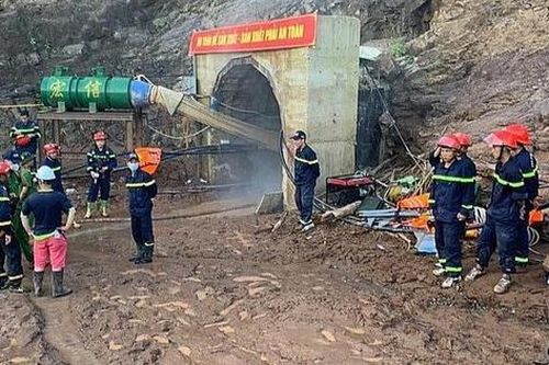Xuyên đêm tìm kiếm công nhân bị nước lũ cuốn vào hầm thủy điện