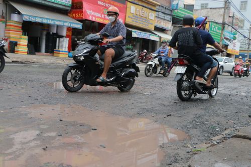 TPHCM: Đường nham nhở ổ gà, ngập úng sau khi nâng cấp cống thoát nước