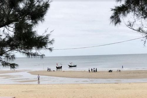 Mẹ đuối nước tử vong, con mất tích khi đi tắm biển
