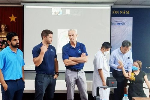 Vượt gần 300km, bệnh nhân lên TP.HCM được chuyên gia Mỹ khám bệnh