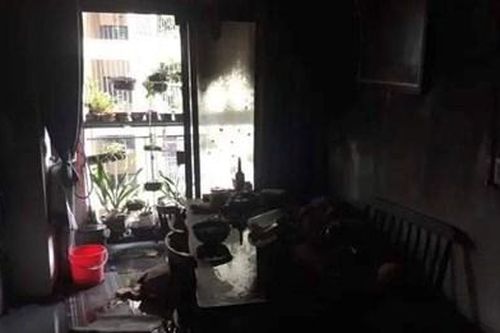 Cứu nam sinh mắc kẹt trong căn hộ đang bốc cháy