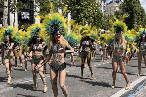 Paris sôi động với sự trở lại của lễ hội hóa trang nhiệt đới