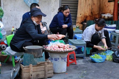 'U Tươi', thời 'hoàng kim' bên mẹt ghẹ vỉa hè nơi góc chợ Đồng Xuân và lời đồn bán ghẹ mua nhà Hồ Tây