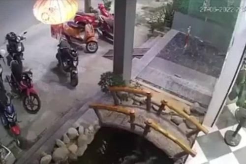 Đi cà phê cùng bố mẹ, bé trai 4 tuổi rơi xuống bể cá đuối nước và lời cảnh tỉnh cho các bậc phụ huynh