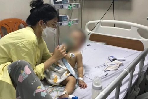 Bé trai 8 tháng tuổi suýt chết ngạt vì xô nước trong nhà tắm