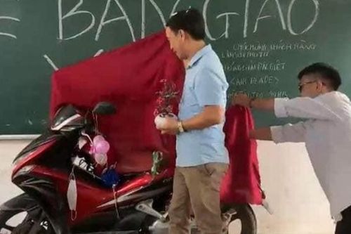 Thầy giáo ngỡ ngàng trước màn trao tặng xe ngay tại lớp học