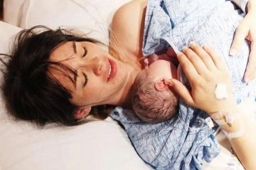 Sau khi chồng mất 3 tuần, nghe y tá nói 1 câu vợ quyết không tái hôn
