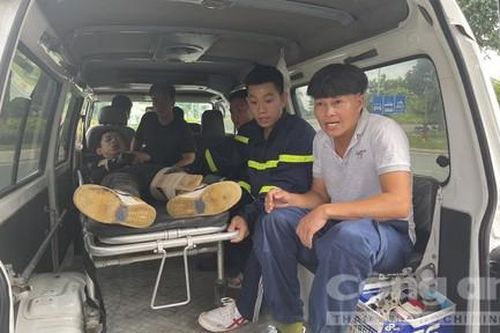 Cảnh sát CNCH kịp thời sơ cứu nạn nhân bị TNGT và đưa đi cấp cứu