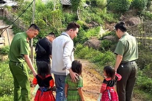 Đặng Thu Thảo, Dương Phúc tặng quà học sinh vùng cao