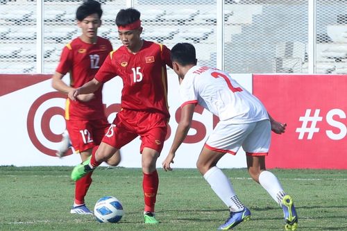 Va chạm với đối thủ, tiền đạo U19 Việt Nam phải khâu 5 mũi ở đầu