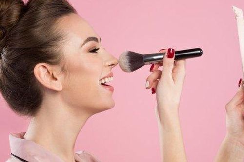 Trang điểm mùa hè: 15 mẹo làm đẹp để làn da mịn màng, chống mồ hôi