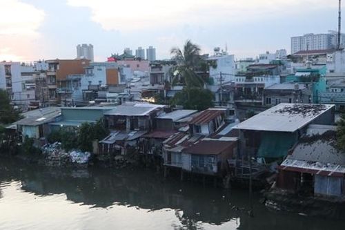 Trên những dòng kênh đen