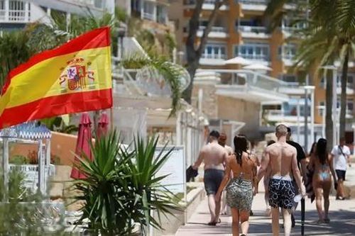 Ngán ngẩm với hành vi của nhiều du khách, loạt nhà hàng ở Majorca cấm nhiều loại trang phục