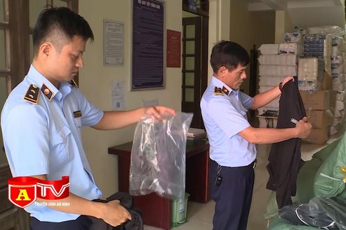 Phát hiện 2 cơ sở kinh doanh hơn 4000 sản phẩm áo chống nắng giả mạo nhãn hiệu
