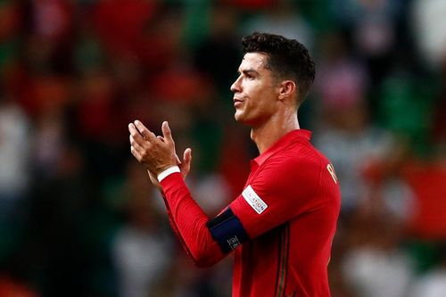 Ronaldo chấp nhận giảm lương để rời MU