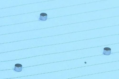Phá ổ nhóm bán tai nghe 'hạt đỗ' 2 mm trước ngày thi tốt nghiệp THPT
