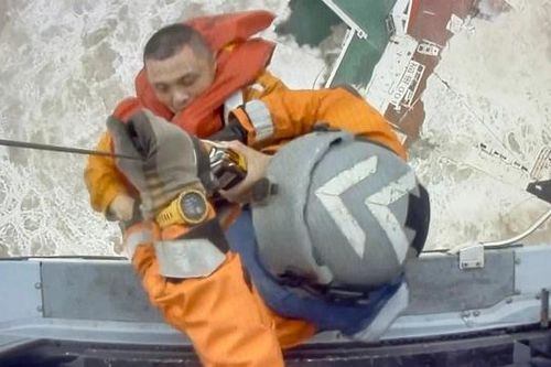 Giải cứu thủy thủ đoàn trong cơn bão