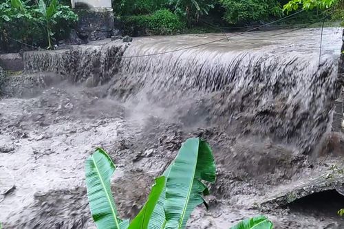 Lũ quét cuốn trôi 4 người