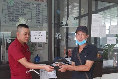 Nhân viên xe buýt Phúc Xuyên trả lại tài sản cho hành khách đánh rơi