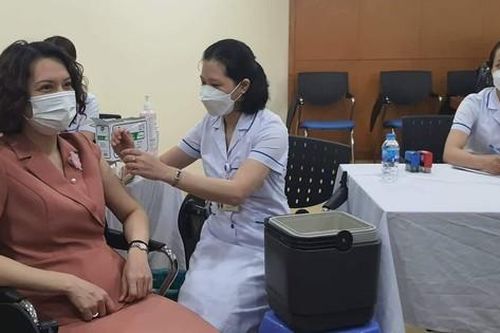 Bắt đầu chiến dịch tiêm vaccine Covid-19 mũi 3 và 4 bảo vệ cán bộ, công chức, người lao động